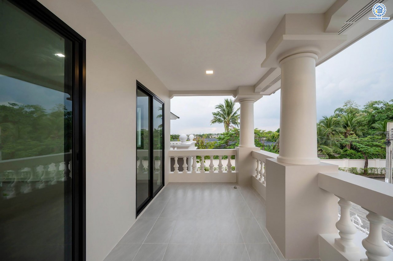 บ้านมือสองตกแต่งใหม่ โครงการ ลดาวัลย์ ปิ่นเกล้า-เพชรเกษม หลังมุม เนื้อที่ 102 ตร.ว. บนพื้นที่ใช้สอย 243.08 ตร.ม. ฟังก์ชัน 4 ห้องนอน 4 ห้องน้ำ 1 ห้องแม่บ้าน จอดรถได้ 2 คัน สภาพแวดล้อมดี ทำเลติดถนนกาญจนาภิเษก เดินทางเข้าสู่เมืองได้สะดวกเชื่อมต่อ ถนนเพชรเกษม ถนนราชพฤกษ์ ถนนกัลปพฤกษ์ ใกล้เดอะมอลล์บางแค ใกล้รถไฟฟ้าสายสีน้ำเงิน "สถานีหลักสอง" และ จุดขึ้นทางด่วน "ศรีรัช"